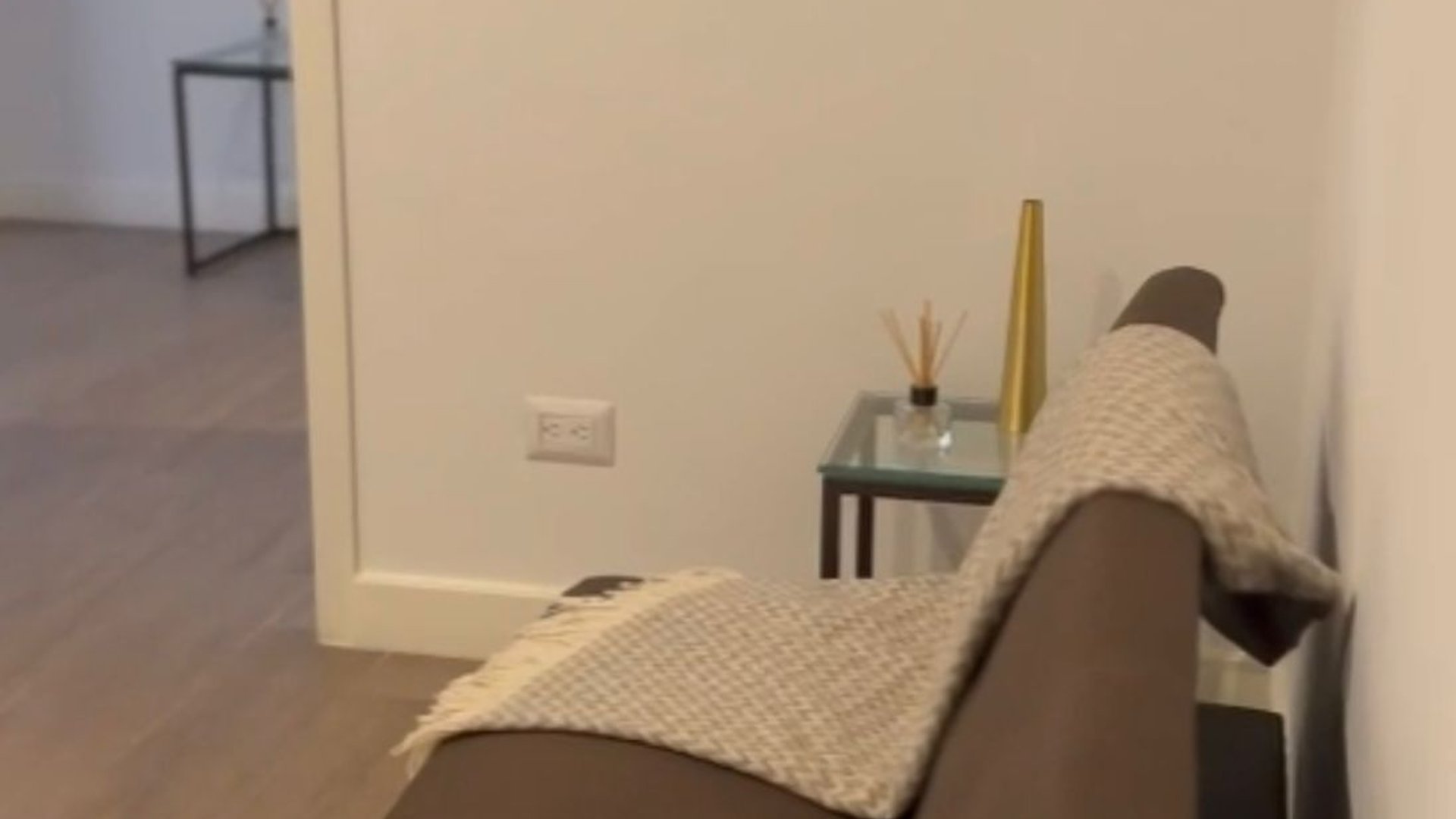 APARTAMENTO EN EDIFICIO GRANAT ZONA 4 - Miniatura 2
