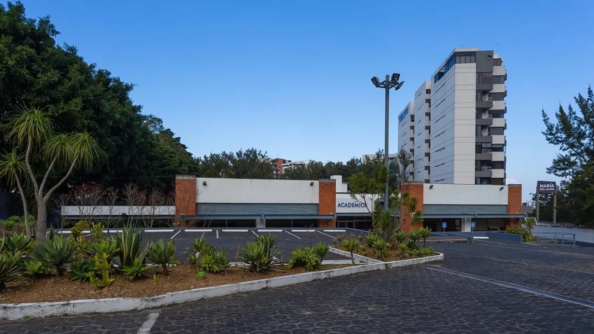 Edificio en Renta o Venta en Zona 15 - Image 1
