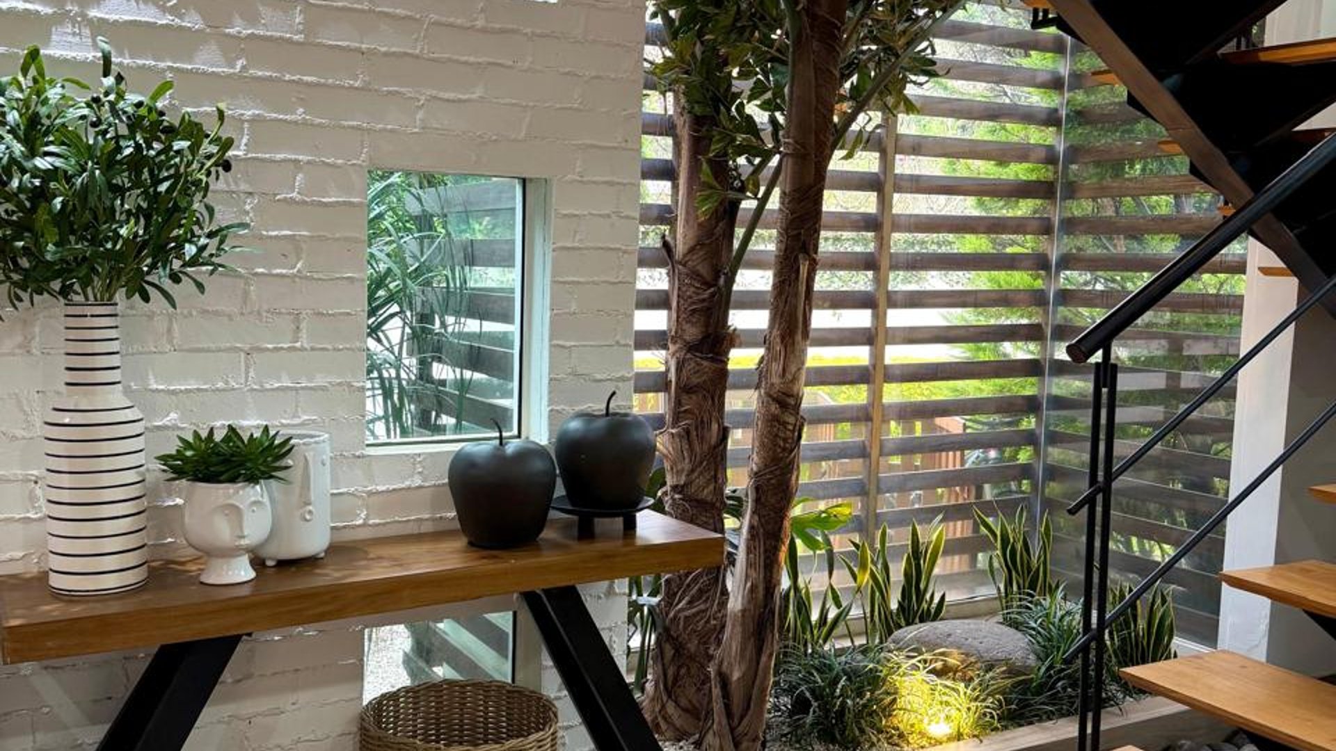 Casa moderna dentro de garita zona 16