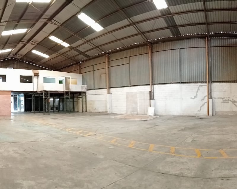 Alquiler en bodega en zona 1 de Mixco con ingreso de furgon Ref-5794