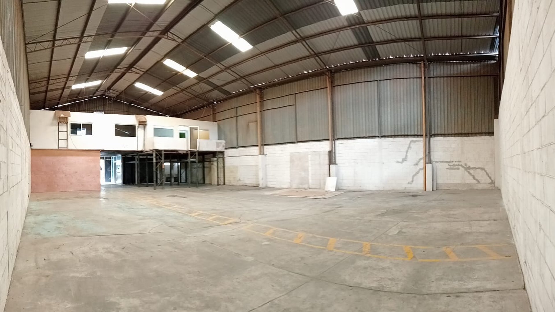 Alquiler en bodega en zona 1 de Mixco con ingreso de furgon Ref-5794