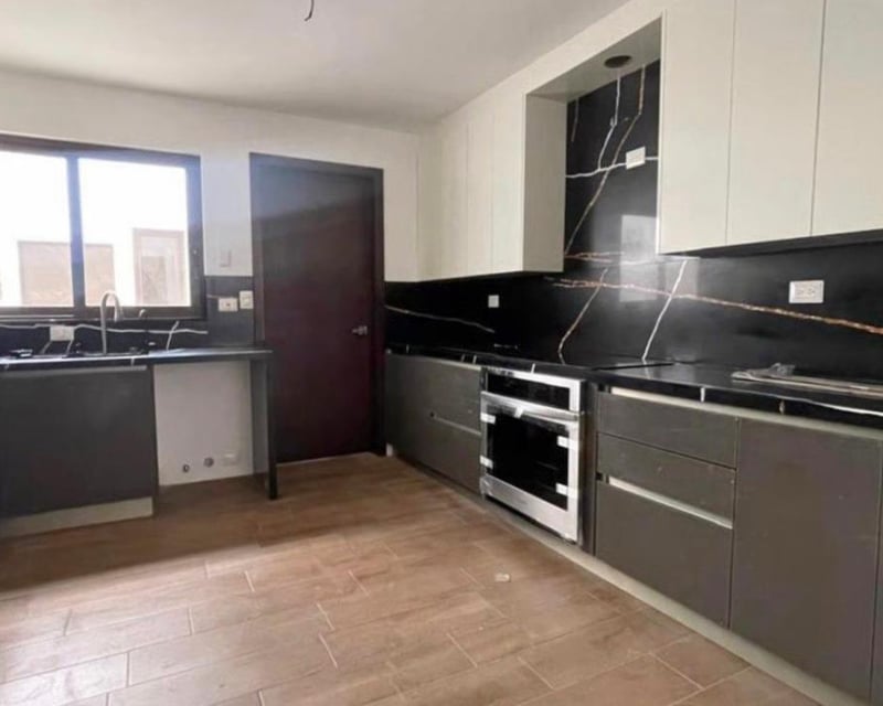 Casa en renta con amplio jardin en zona 16 - 4 habitaciones Ref-5906