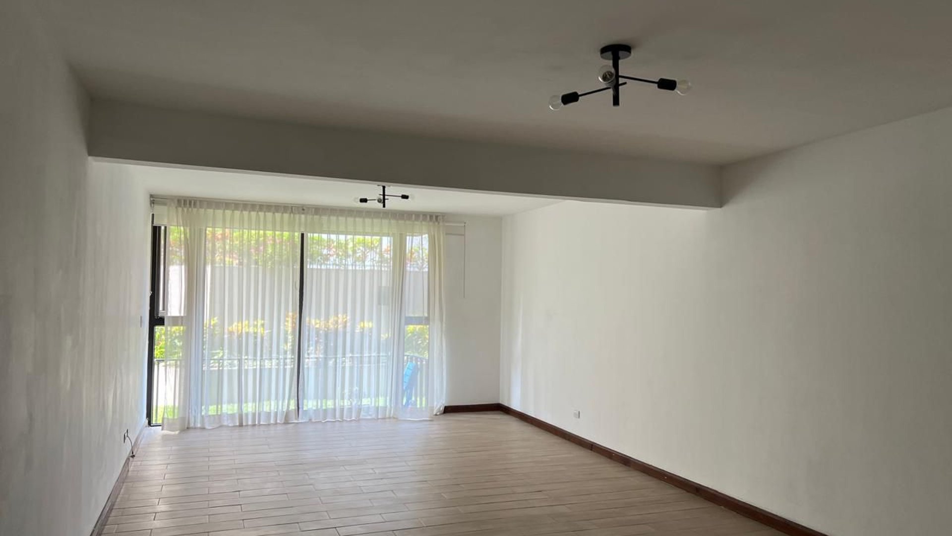  Apartamento en renta - 2 hab - Edificio Villa Real, Zona 10 Ref-6046