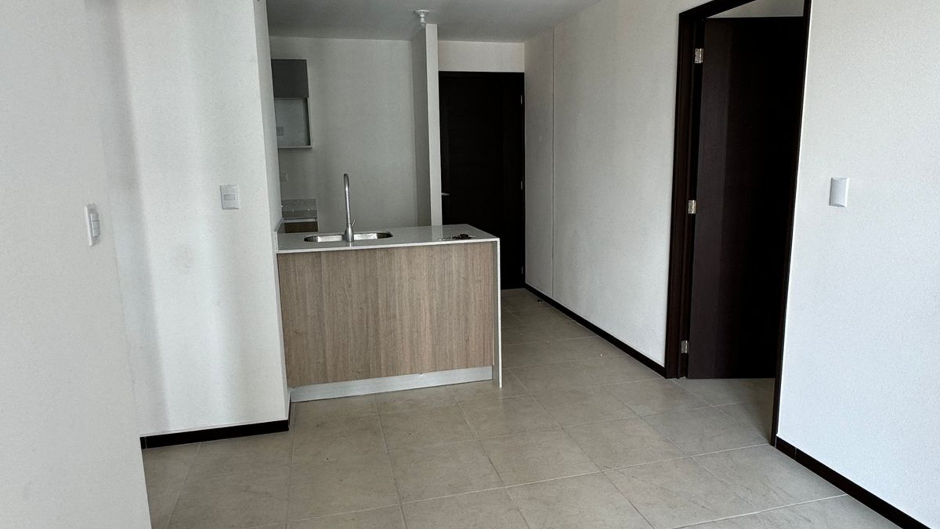 Apartamento en renta de 2 habitaciones con balcón en zona 11 Ref-5368