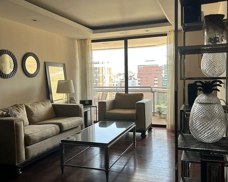 Apartamento Amueblado en Venta en Zona 10 – Nivel Alto con Amplio Balcón