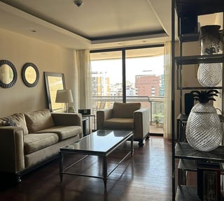 Apartamento Amueblado en Venta en Zona 10 – Nivel Alto con Amplio Balcón