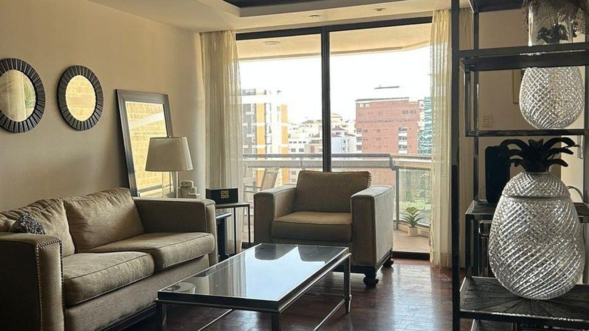 Apartamento Amueblado en Venta en Zona 10 – Nivel Alto con Amplio Balcón
