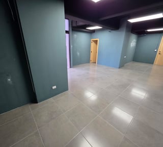Oficina en edificio corporativo en renta en zona 10 Ref-5690
