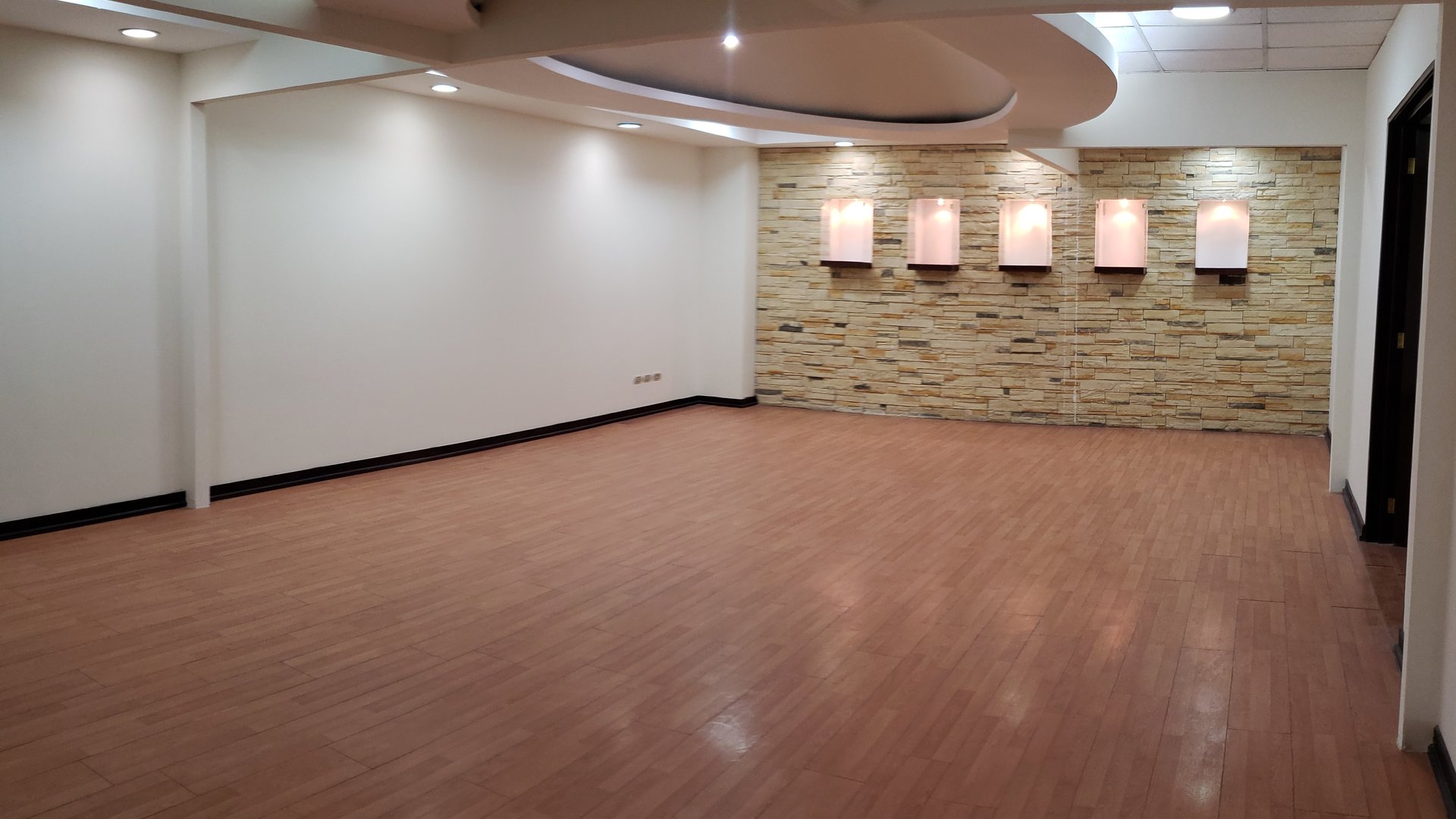 Oficina en alquiler con 255m2 en Zona 14 Europlaza