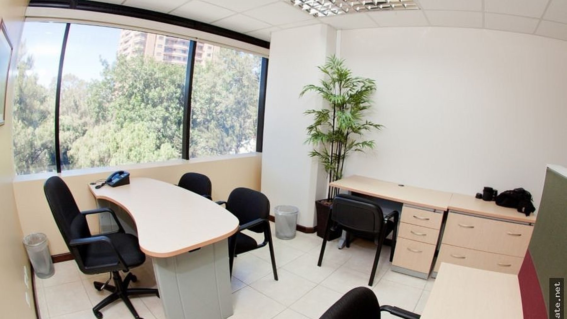 OFICINA AMUEBLADA EN ALQUILER – DESIGN CENTER, ZONA 10 | - Miniatura 4