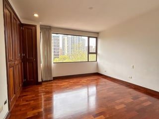 Apartamento amplio de 3 dormitorios en zona 10 - 5