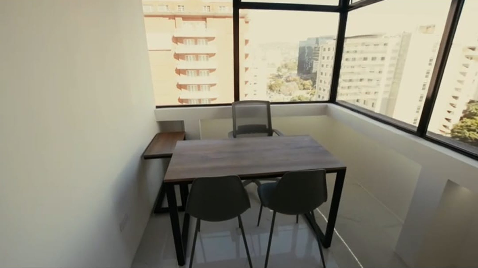 Alquilo Zona 10 Reforma Montufar, oficina tipo virtual