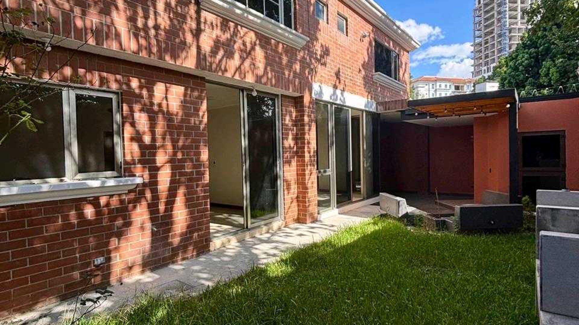 CASA VENTA/ALQUILER ???? Residencial Villas de Jacarandas de Cayalá Z.16 - Miniatura 2