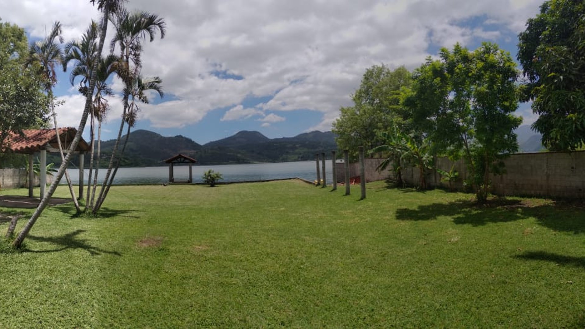 En venta casa para remodelar a orilla lago Amatitlán