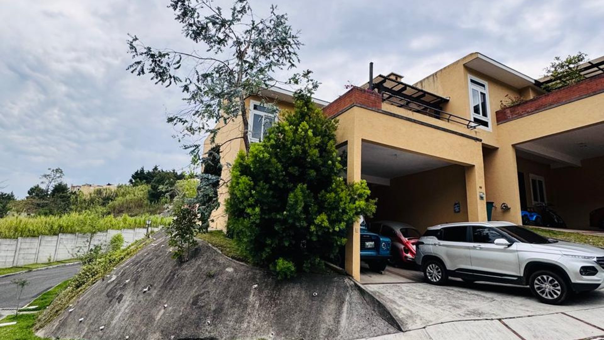 ???? CASA EN RENTA – 3 HAB + JARDÍN AMPLIO | BOSQUES DE ARRAZOLA