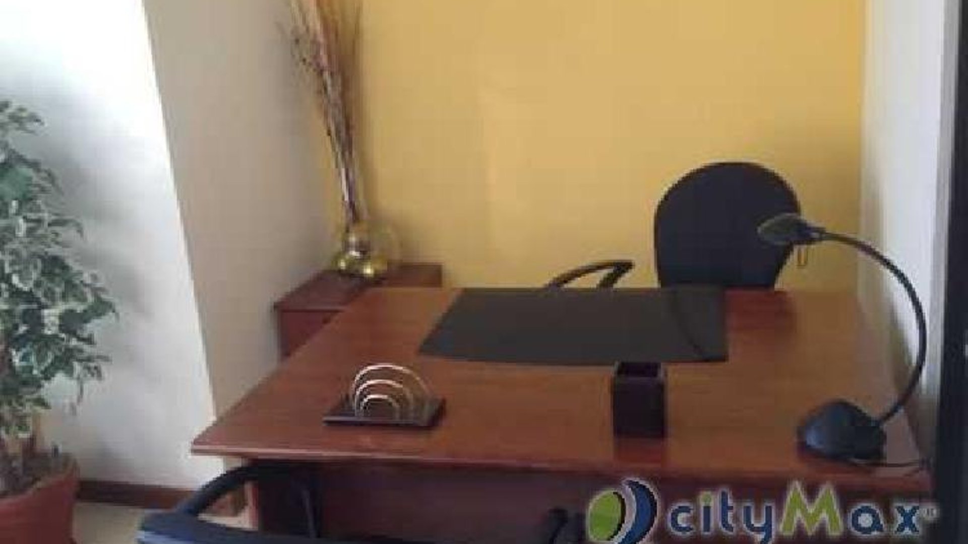 Oficina en RENTA, dentro de Edificio en Zona 10.