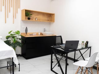 Rento Clínica amueblada compartida tipo Coworking, zona 10 Ref-4705 - 4