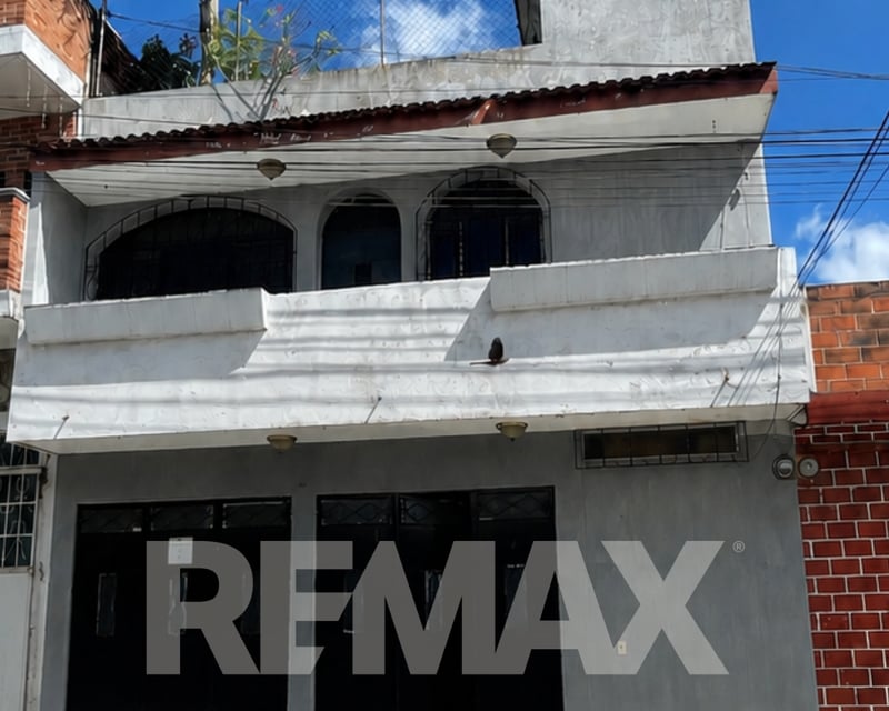 Casa en Venta de 4 Habitaciones en Los Olivos, Zona 18
