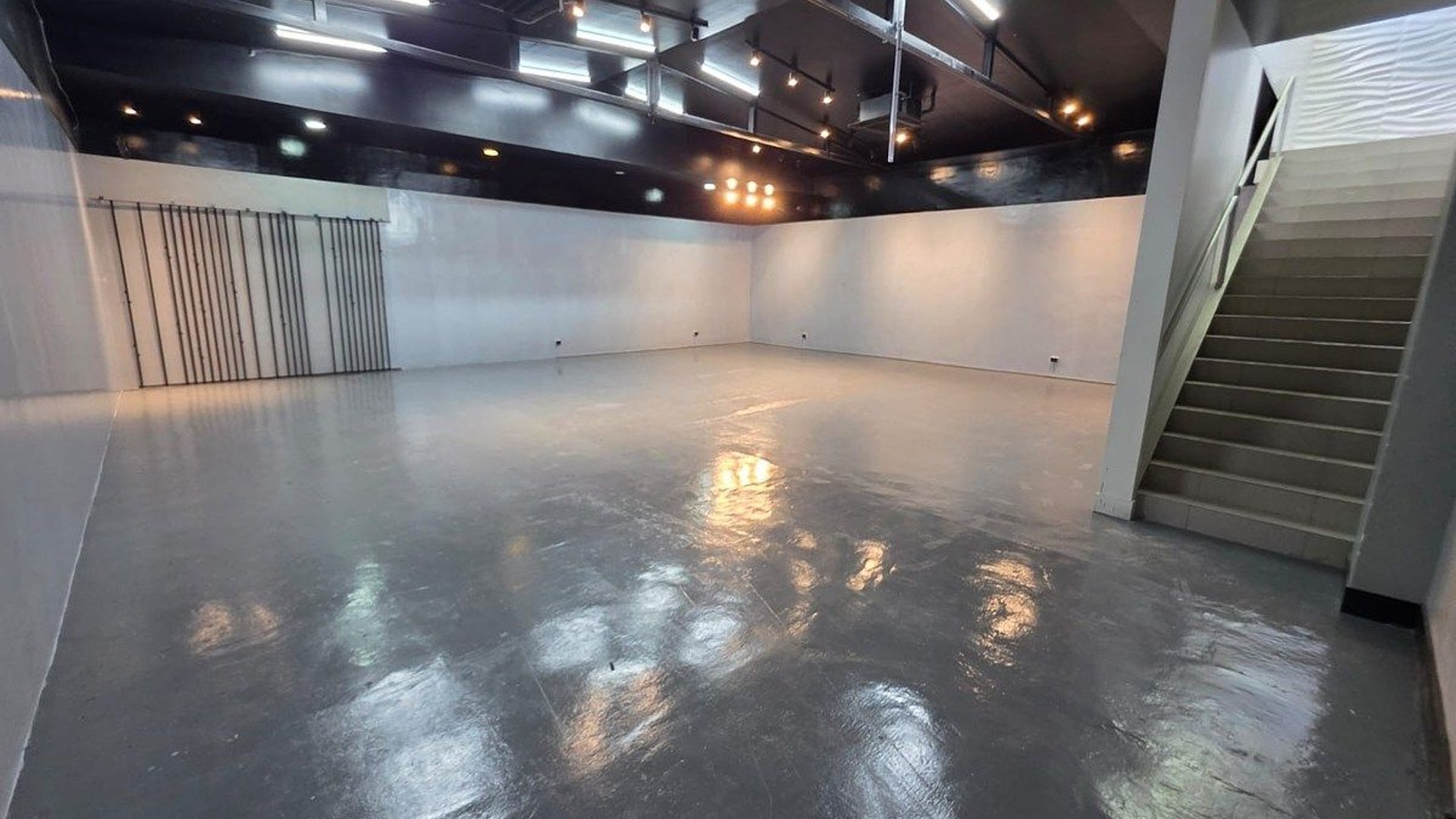 PROPIEDAD EN ALQUILER IDEAL PARA SHOWROOM U OFICINAS – ZONA 10 - Miniatura 3