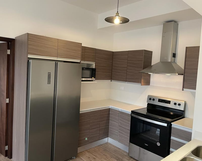 Apartamento en renta de 2 habitaciones con balcon en zona 10 Ref-5271