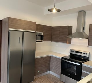 Apartamento en renta de 2 habitaciones con balcon en zona 10 Ref-5271