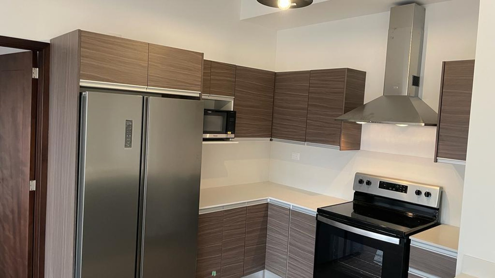 Apartamento en renta de 2 habitaciones con balcon en zona 10 Ref-5271