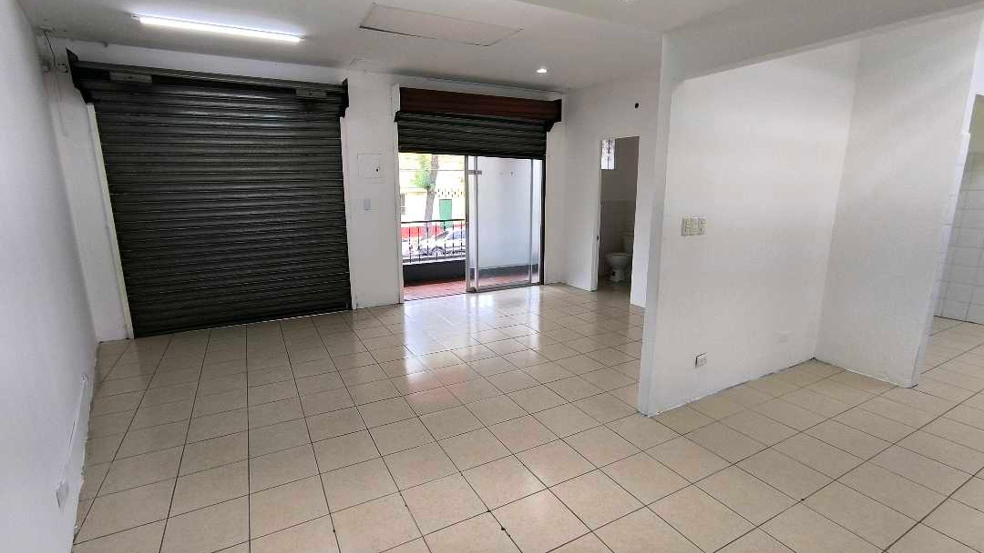 Alquilo Local Comercial en Plaza Utatlan Zona 7 - Miniatura 11