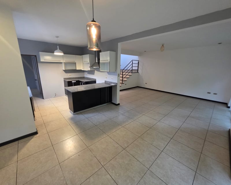 Casa en Renta en La Fontana, Fraijanes, 3 habitaciones ref-6131