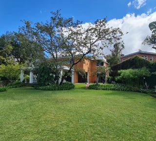 Lujosa casa en venta, Alamedas de Jacarandas, zona 16