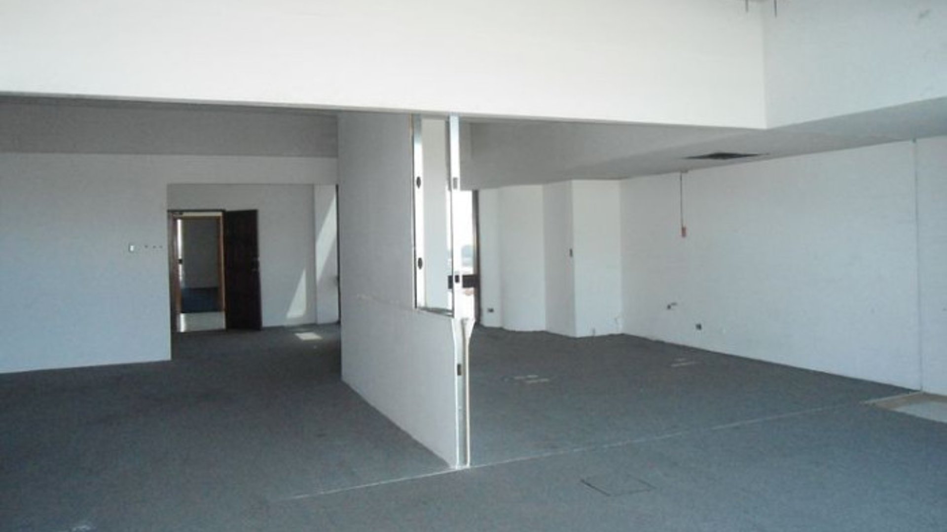 Oficina comercial en renta en zona 11 - Miniatura 3