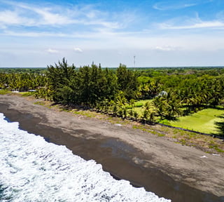 MONTERRICO  TERRENO FRENTE AL MAR EN VENTA
