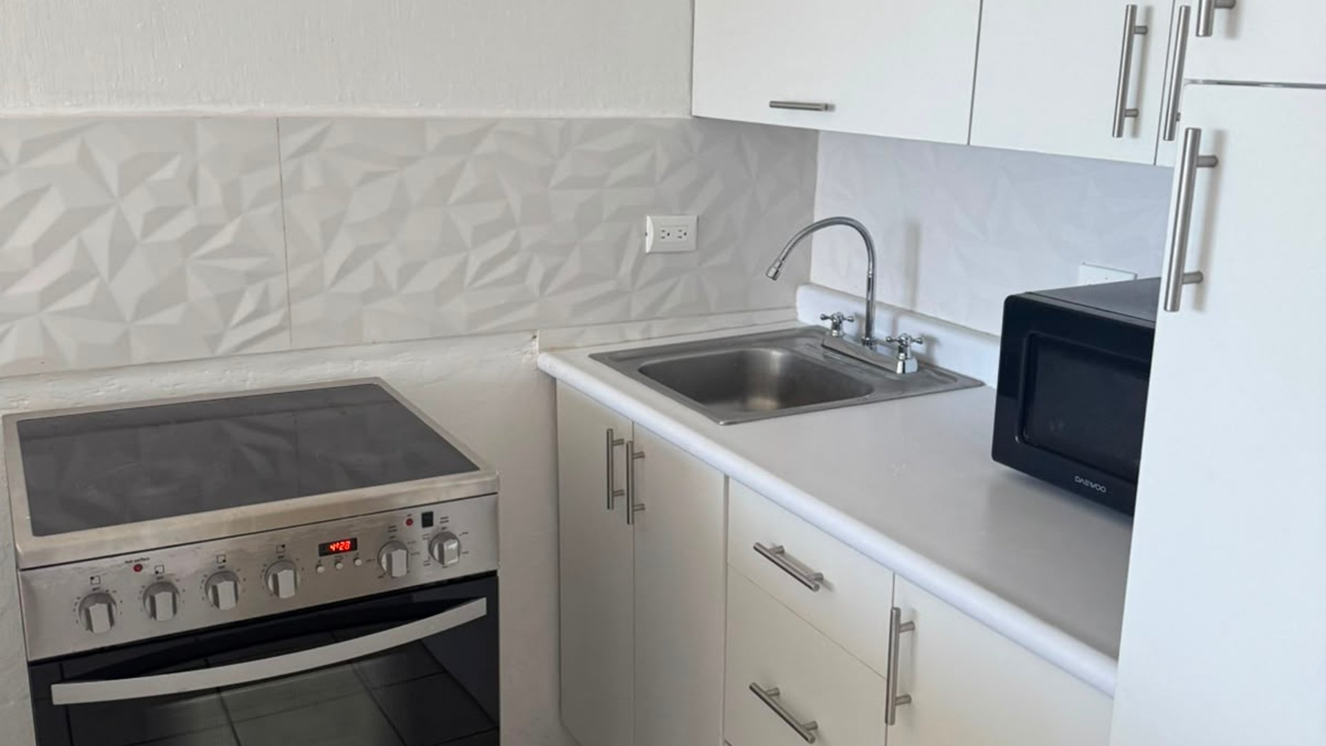 Apartamento Amueblado en Renta en Zona 9 - Miniatura 4