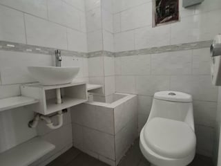 En Renta local con mezanine de 102m2 en Zona 10 - 5