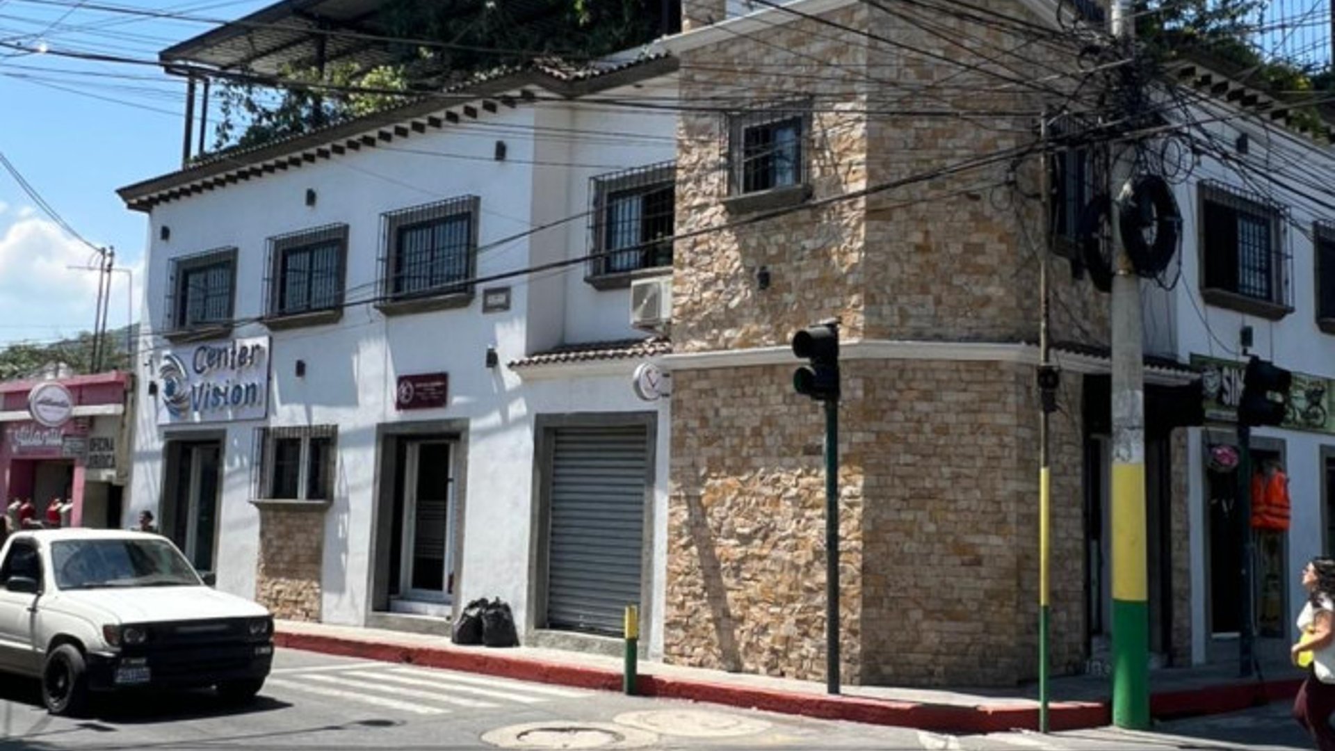 Oficinas Comerciales en renta calle principal Amatitlán