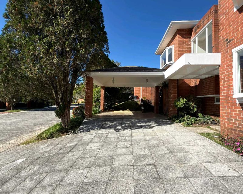 *Venta amplia casa en Colinas de Castel Km 20.5 Carr. Fraijanes* (C)
