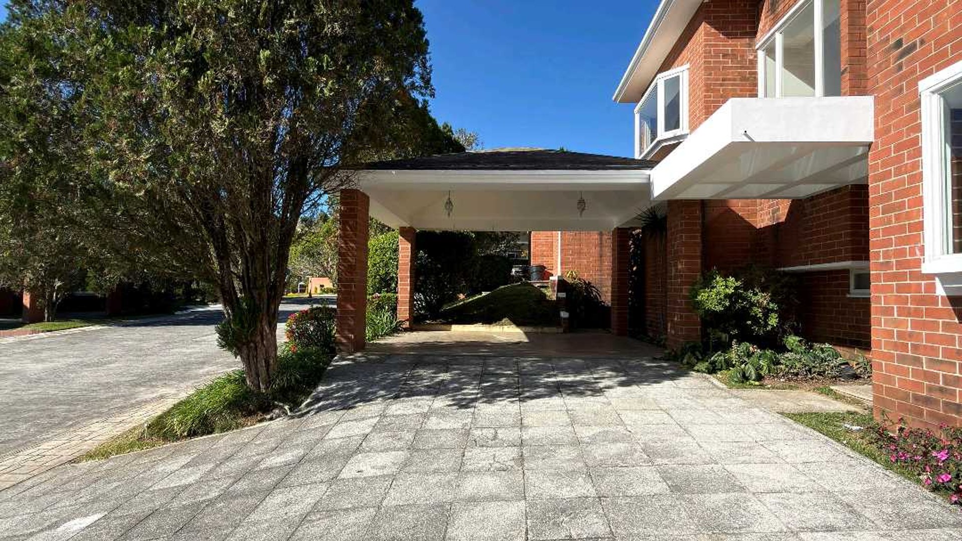 *Venta amplia casa en Colinas de Castel Km 20.5 Carr. Fraijanes* (C)