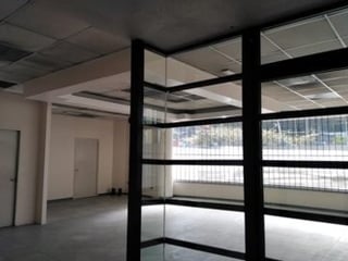 Vendo local con autoservicio en zona 12 centro comercial Gran Portal - 4