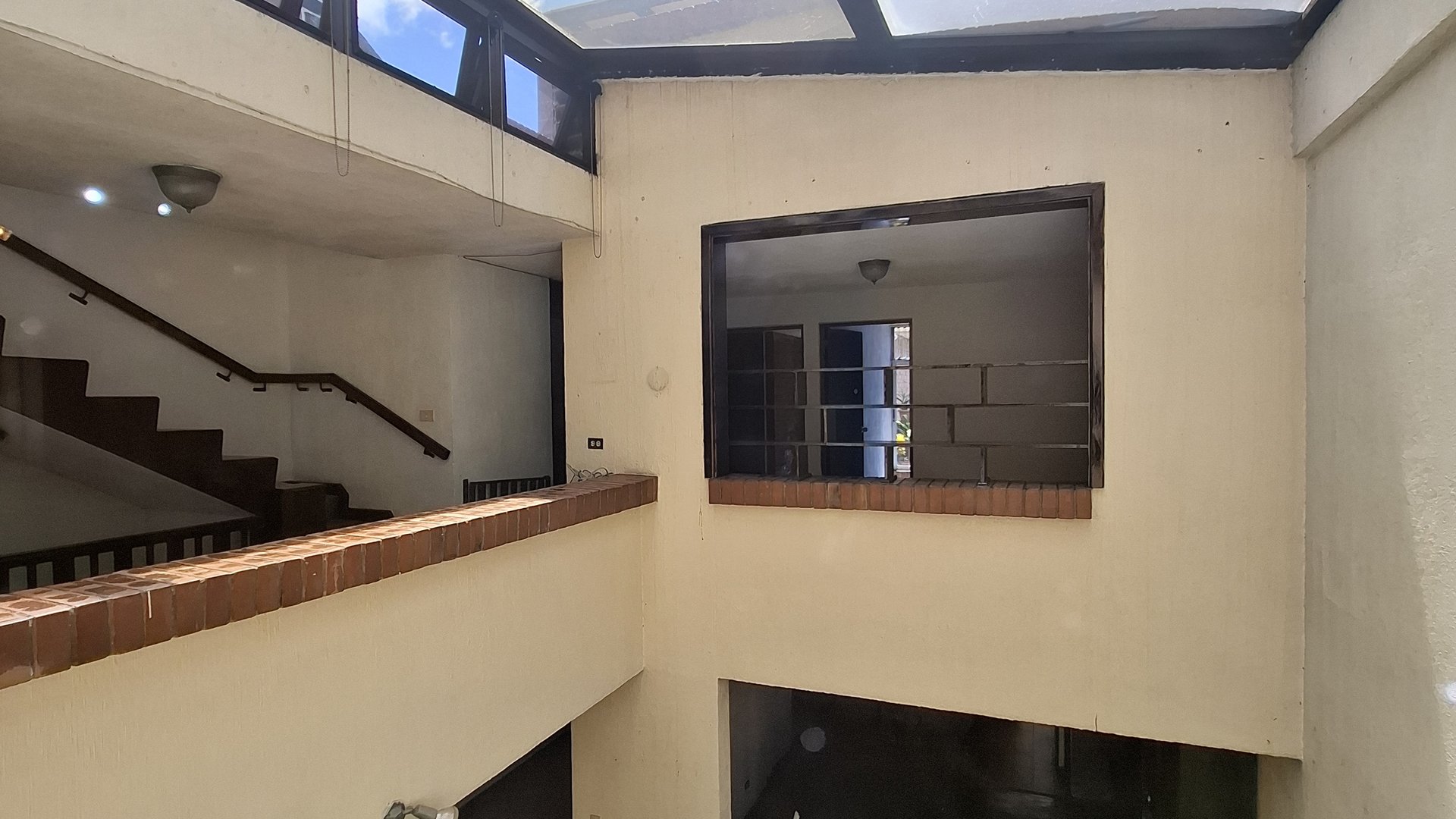 Casa en renta en zona 10 Bulevar Los Próceres - Image 1
