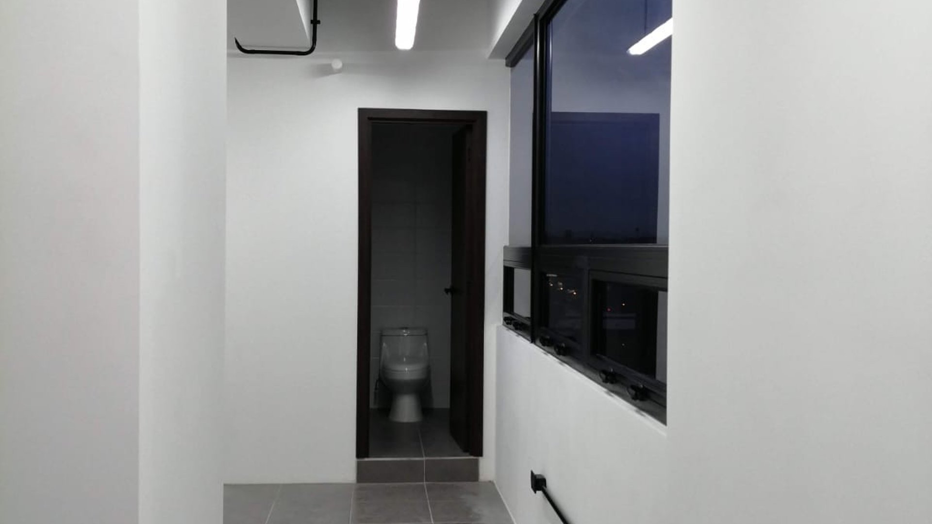 Zona 9 | Oficina en renta | 40 m² + un parqueo | Edificio Nova