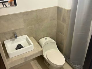 ESTUDIO / OFICINA EN RENTA – EDIFICIO A4, ZONA 4 - 5