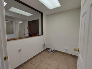 Oficina en renta en edificio corporativo en zona 14 Ref-5583 - 5