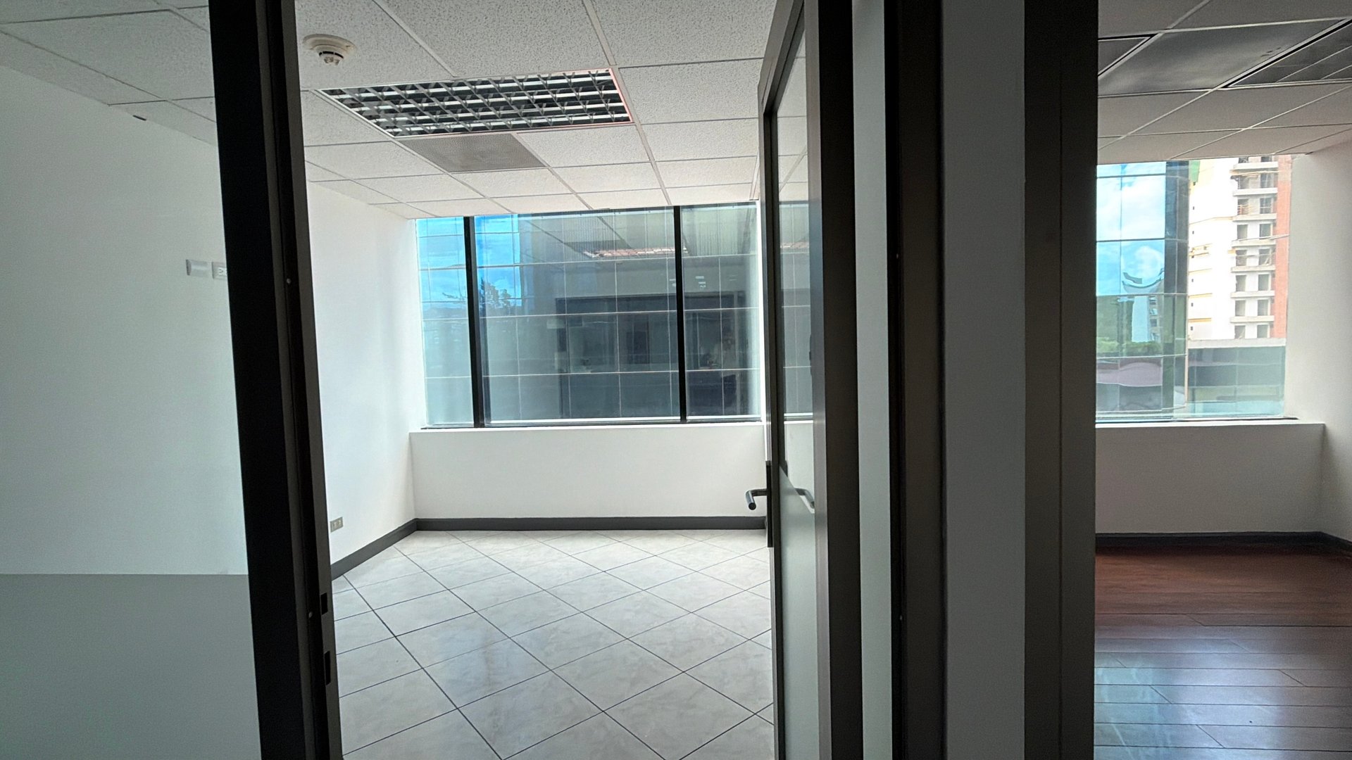 Oficina en Alquiler / Venta Edificio Europlaza, zona 14 - Miniatura 6