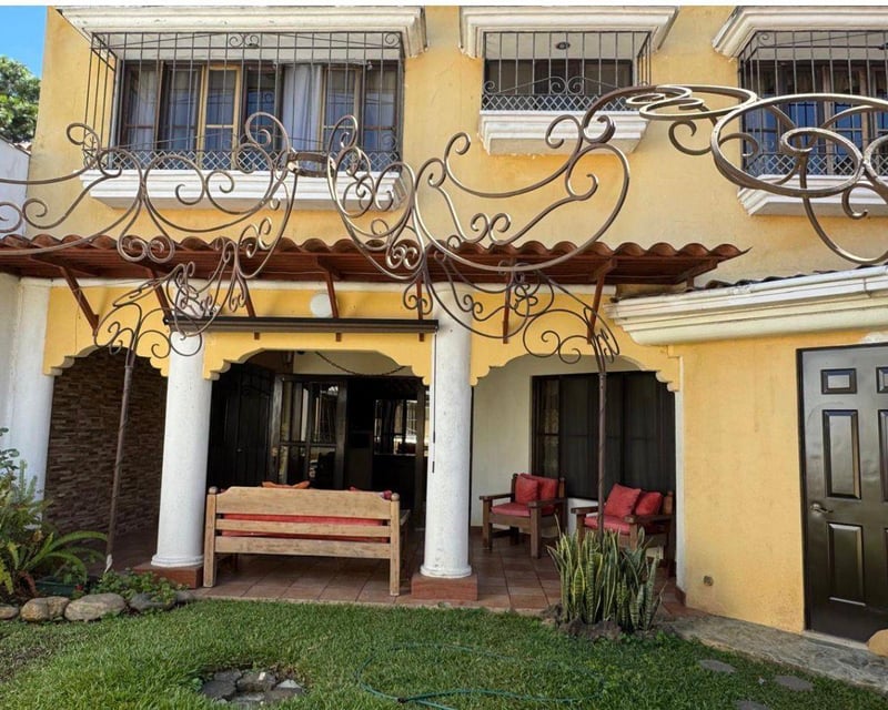 📍 CASA EN VENTA – ZONA 10 | ESTILO COLONIAL (FUERA DE GARITA)