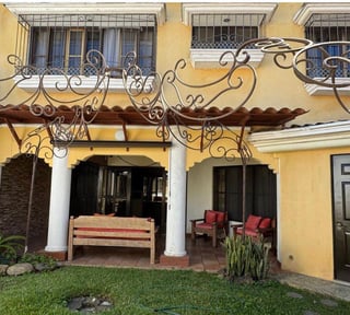 📍 CASA EN VENTA – ZONA 10 | ESTILO COLONIAL (FUERA DE GARITA)