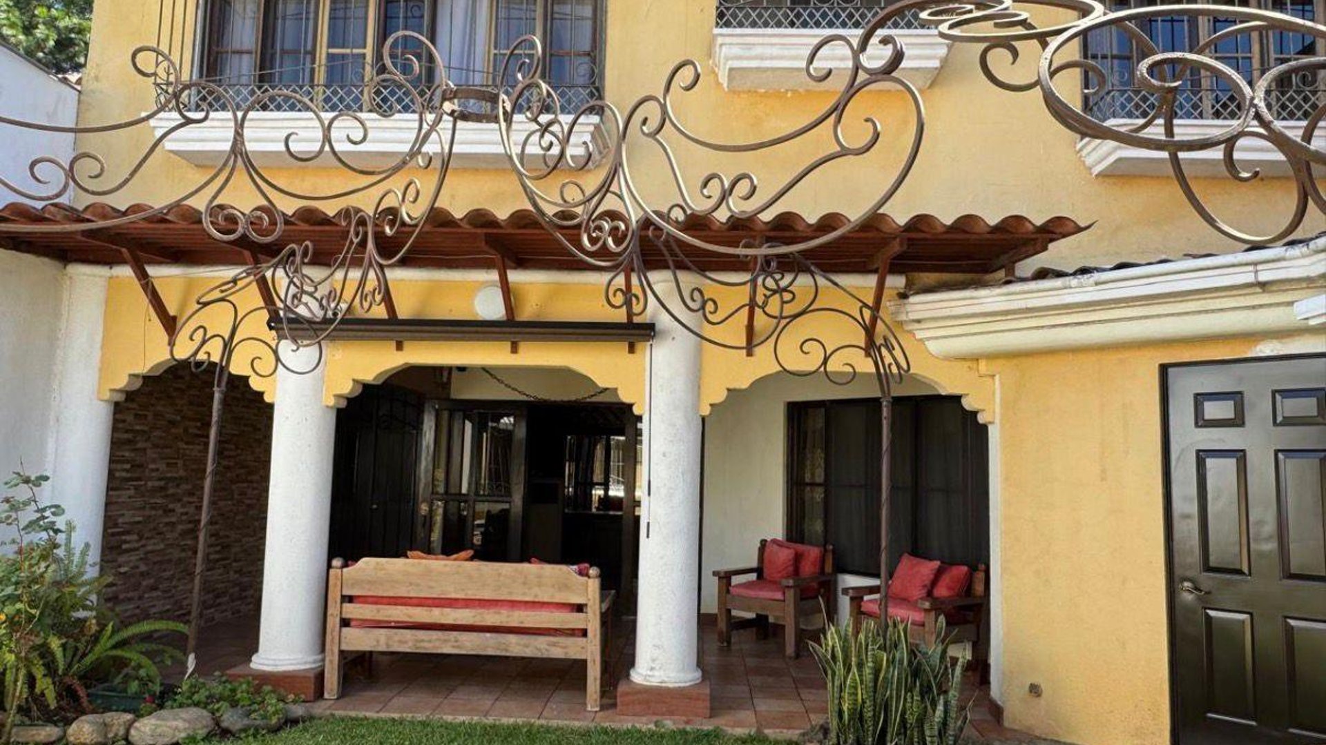 📍 CASA EN VENTA – ZONA 10 | ESTILO COLONIAL (FUERA DE GARITA)
