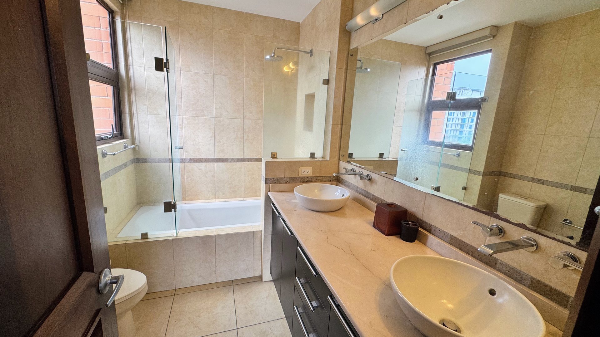 APARTAMENTO AMUEBLADO Y EQUIPADO EN  EDIFICIO SANTA MARIA ZONA 10 - Miniatura 7