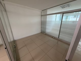 📍 OFICINA EN RENTA – 160 M² + 5 OFICINAS | DUBAI CENTER | ZONA 10 - 4