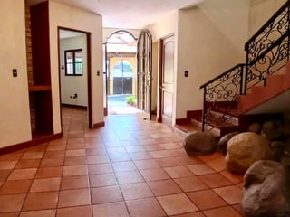 CASA  EN VENTA ESTILO COLONIAL,📍sobre 20 calle Z. 10, fuera de garita - Image 4