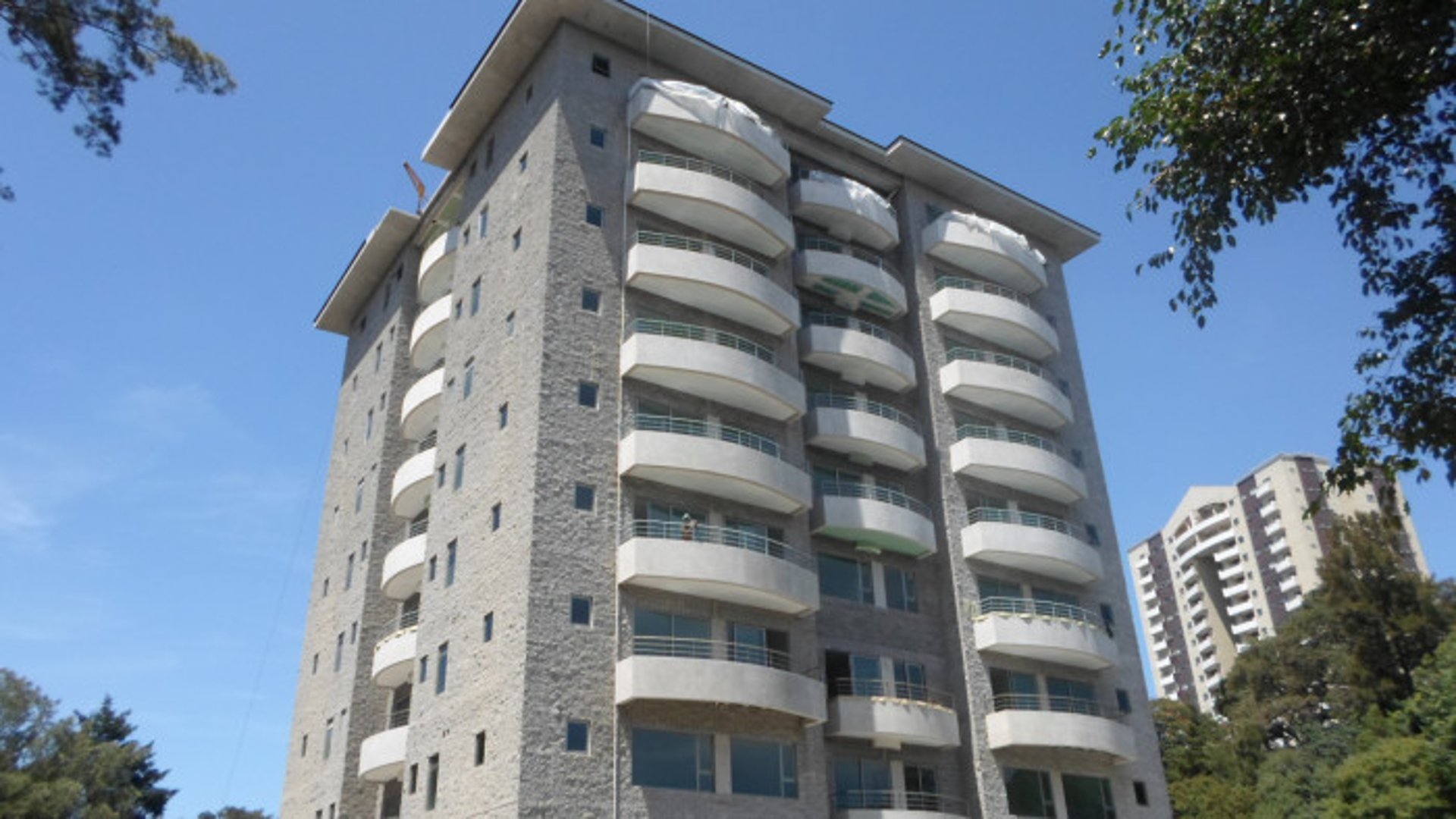 En renta apartamento en Ladera de Florencia zona 10