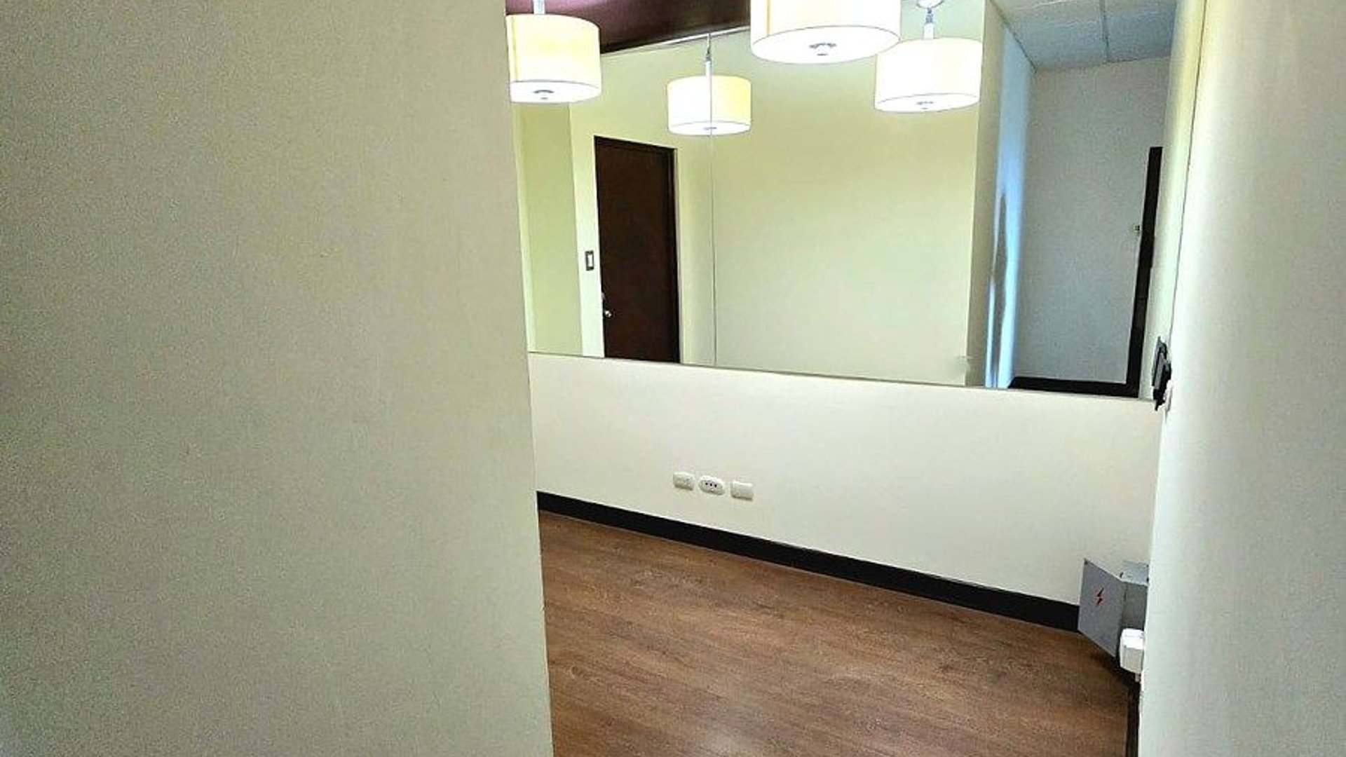 OFICINA GRANDE Y MODERNA EN ZONA PRADERA‼️ - Miniatura 13